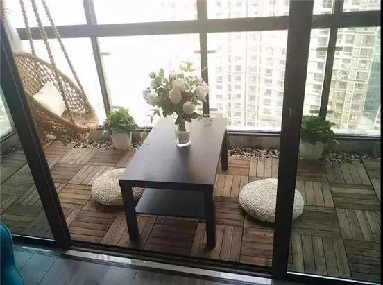 越來越多人陽臺不鋪瓷磚了，流行用這種，耐看還不過時！