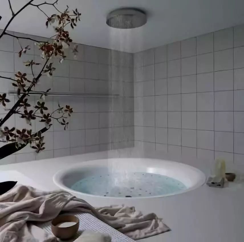 一流的淋浴房原來長這樣，果然貧窮限制了我的想象力