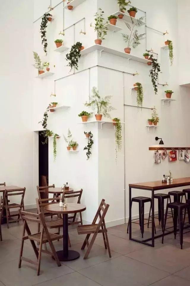 坐在高顏值背景墻餐廳，飯都添了兩碗！